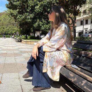 Kimono de seda a medida azul y flores rosas Julunggul