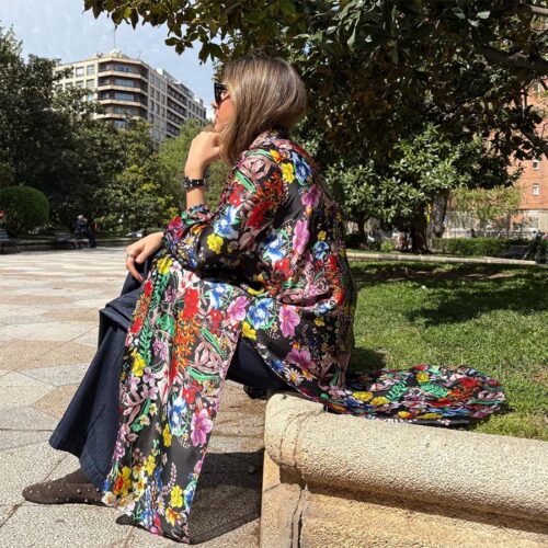 Kimono de seda largo negro de flores Julunggul