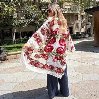 Kimono de terciopelo devore blanco con flores rojas 1 Julunggul