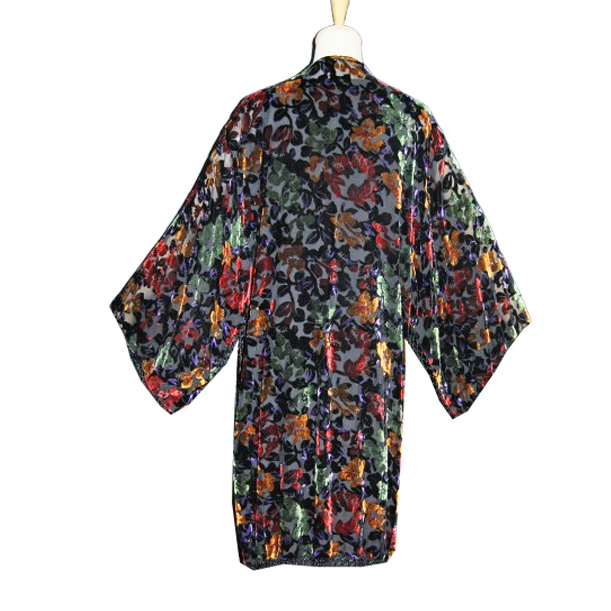 Kimono de terciopelo devore de flores negro Julunggul