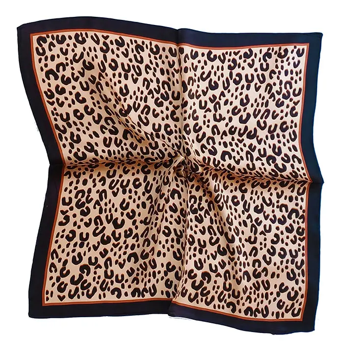 Panuelo de seda de mujer estampado animal print marron Julunggul