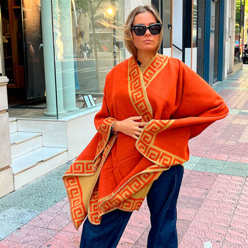 Poncho capa reversible naranja coral y camel Julunggul
