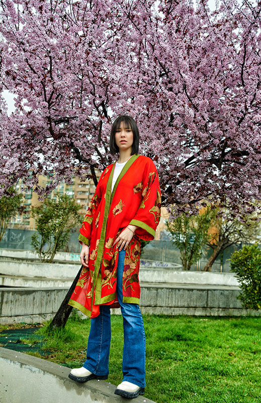 kimono-seda-rojo-bordado-en-verde-julunggul