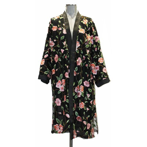 kimono negro bordado con flores rosas 1
