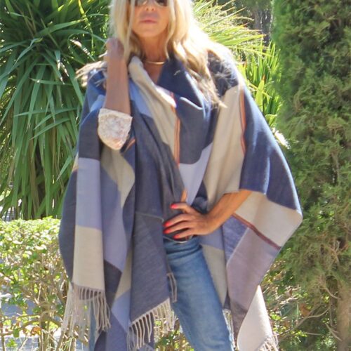 poncho de cuadros azul de julunggul 2