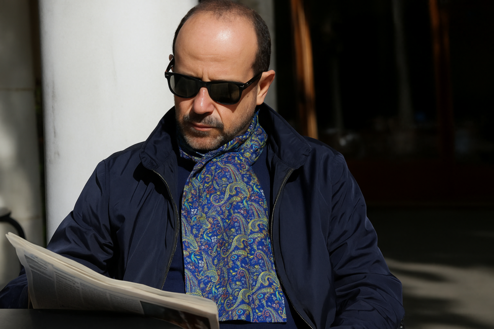 Fular de hombre de semiseda azul marino con cachemires Julunggul