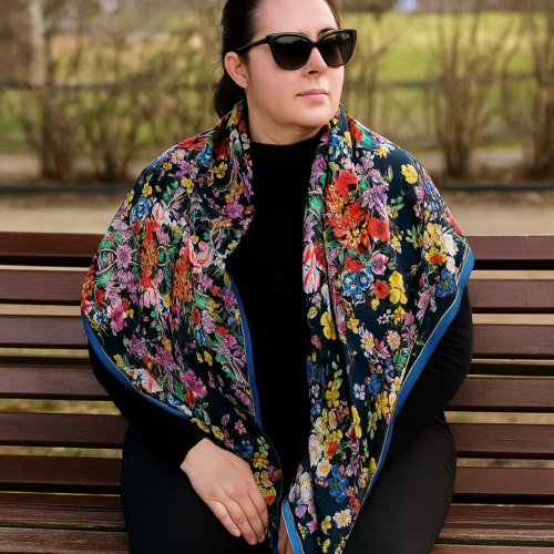 Fular de semiseda negro con flores Julunggul