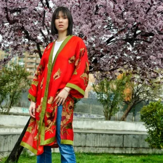 kimono seda rojo bordado en verde