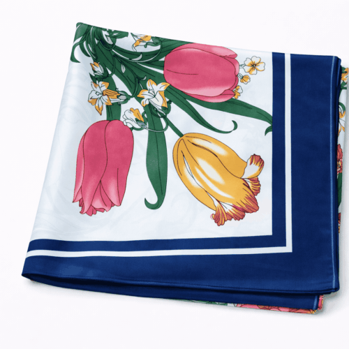 Pañuelo de semi seda grande crudo y azul marino con flores 130x130 cm