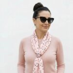 pañuelo de imitación seda 90x90 cm rosa con notas musicales Julunggul