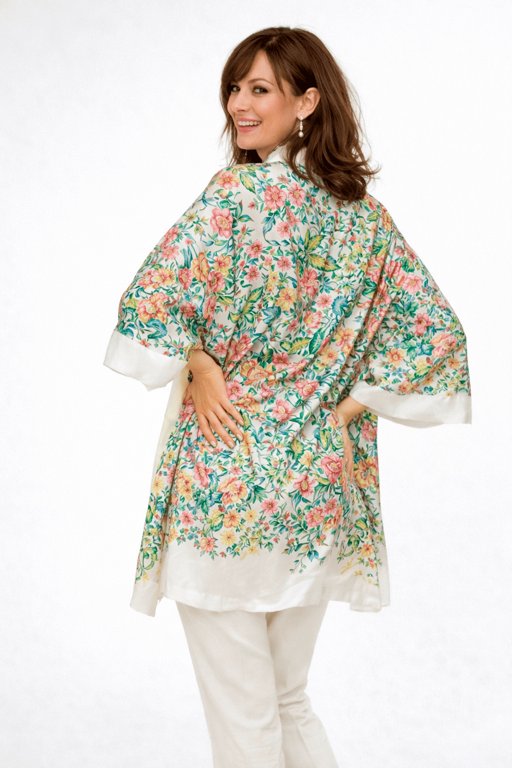 Kimono de semiseda Beige con flores de colores