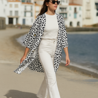 Kimono de semiseda blanco manchas negras y amarillas 1 Julunggul