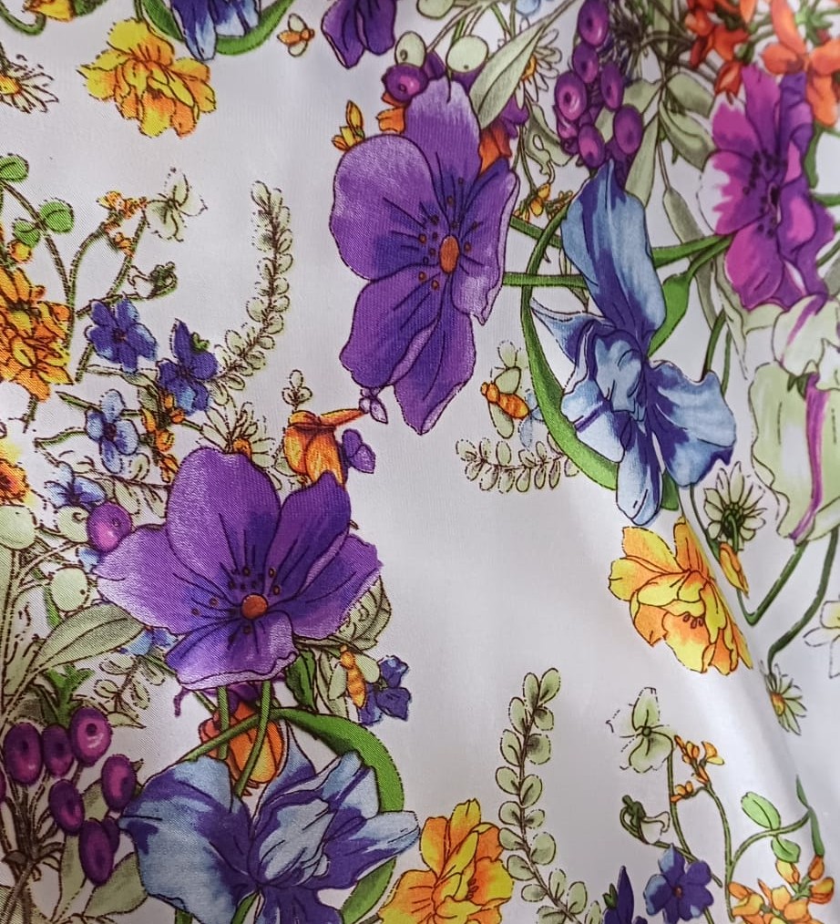 abrigo kimono reversible de terciopleo blanco y seda estampada 1 Julunggul