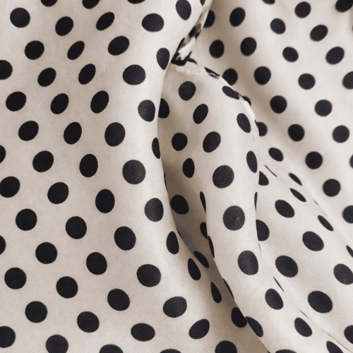 Fular de seda natural crudo con lunares negros