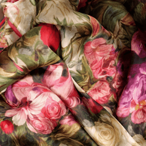 Fular de seda natural estampado camel y flores moradas y rosas