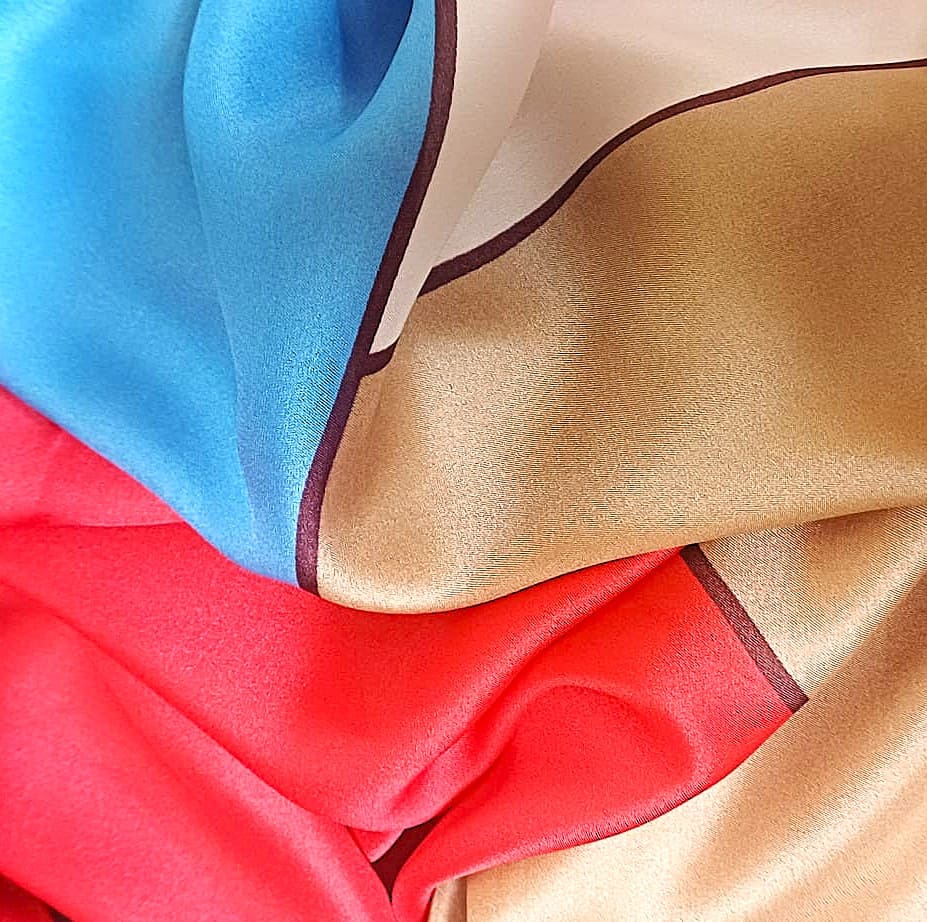 Fular de semiseda estampadop geometrico azul rojo y camel Julunggul