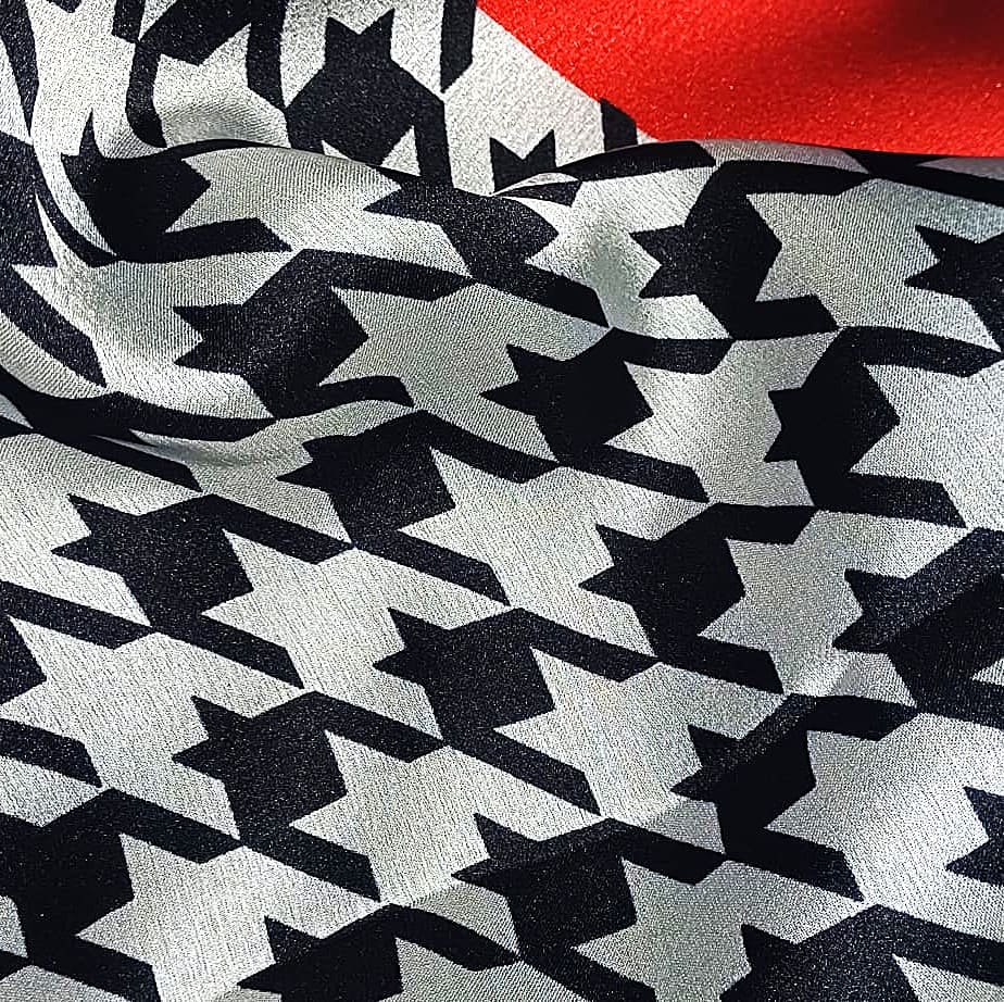 Fular de semiseda reversible con forro Pata de gallo blanco y negro - Imagen 6