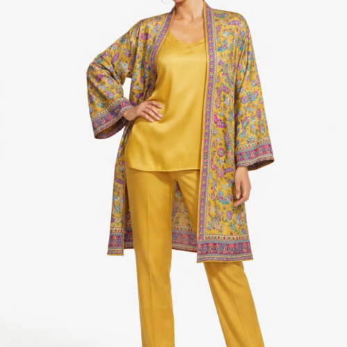 Kimono de semiseda estampado mostaza con cenefas