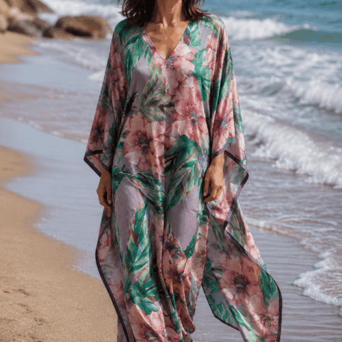 Caftan largo de playa y fiesta estampado de flores malva, rosa y verde de Julunggul