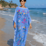 Caftan maxi largo de playa o fiesta estampado azul con flores y en cualquier talla, exclusivo de Julunggul
