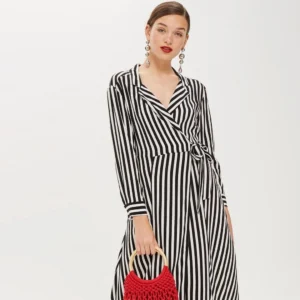 Vestido de rayas veriticales que estiliza